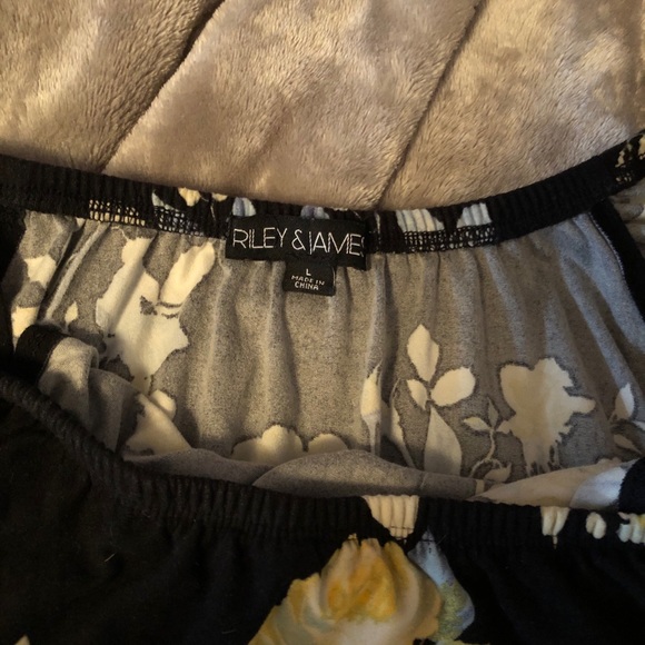 💚5 for $30 if you bundle Ruffled off the shoulder crop top - Picture 3 of 5